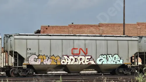 CN114641