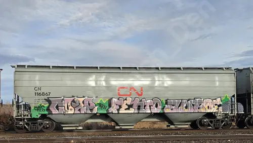 CN116867